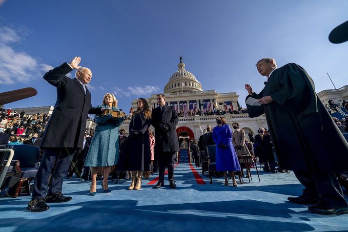 Q-liðar stóðu margir í þeirri trú að innsetningarathöfnin í gær væri gildra og að Donald Trump myndi setja á herlög og handtaka leiðtoga Demókrataflokksins í massavís.