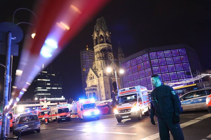 Fjölmennt lögreglulið er á vettvangi á Bretscheidplatz-torgi.