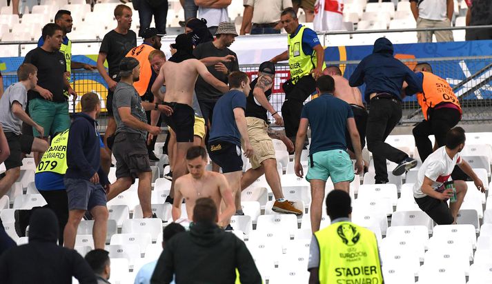 Stuðningsmenn kljást á Stade Velodrome í Marseille í gærkvöldi.