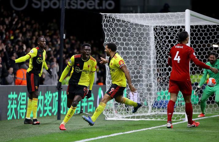 Ismaila Sarr og félagar hans hjá Watford fagna einu af mörkum sínum á móti Liverpool en Virgil van Dijk er mjög ósáttur.