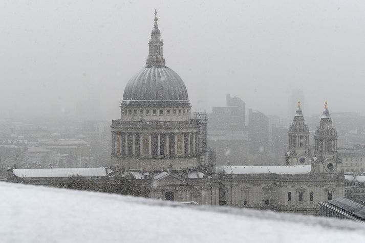 St. Paul's dómkirkjan er í vetrarbúningi í dag.