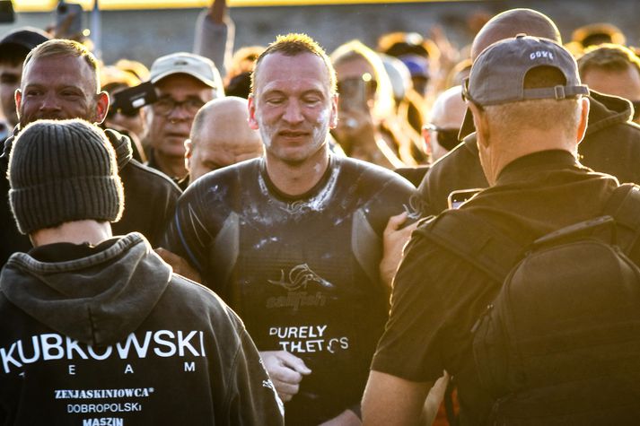 Það var tekið vel á móti Bartłomiej Kubkowski þegar hann kom í land þrátt fyrir að hann væri örmagna.