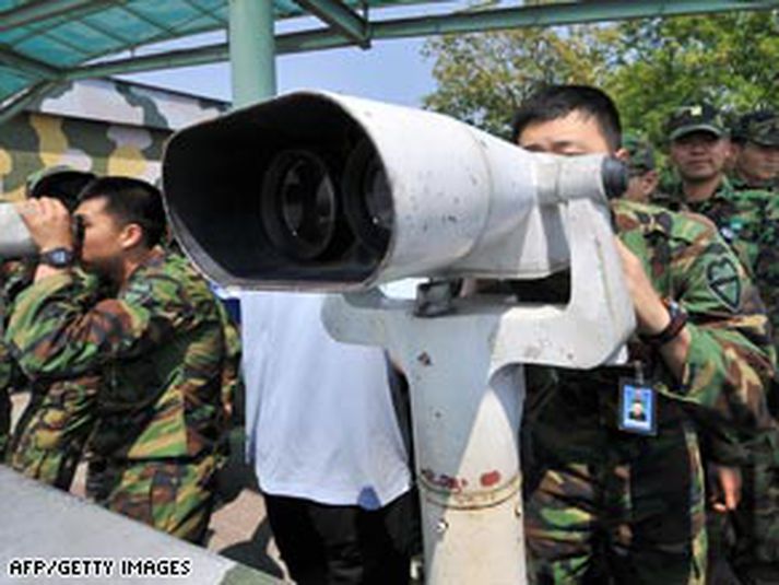 Suðurkóreskir hermenn fylgjast áhyggjufullir með nágrönnunum í norðri gegnum sjónauka.