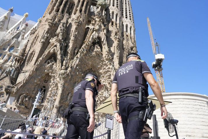 Lögreglumenn við kirkju fjölskyldunnar helgu í Barcelona. Myndin er úr safni og tengist efni fréttarinnar ekki.