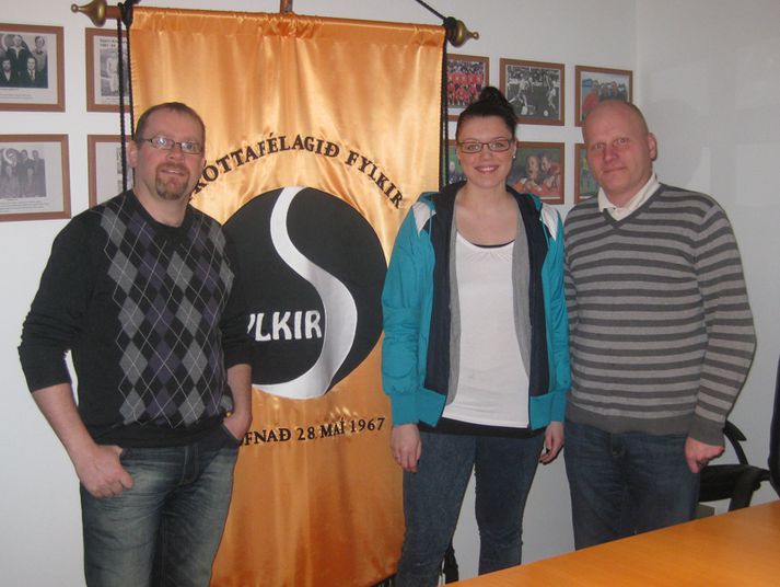 Heiða Ingólfsdóttir með Karli Sigurðsson gjaldkera og Aroni Haukssyni formanni handknattleiksdeildar Fylkis.