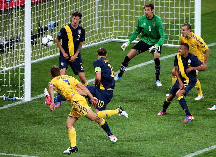 Shevchenko skallar boltann í netið.
