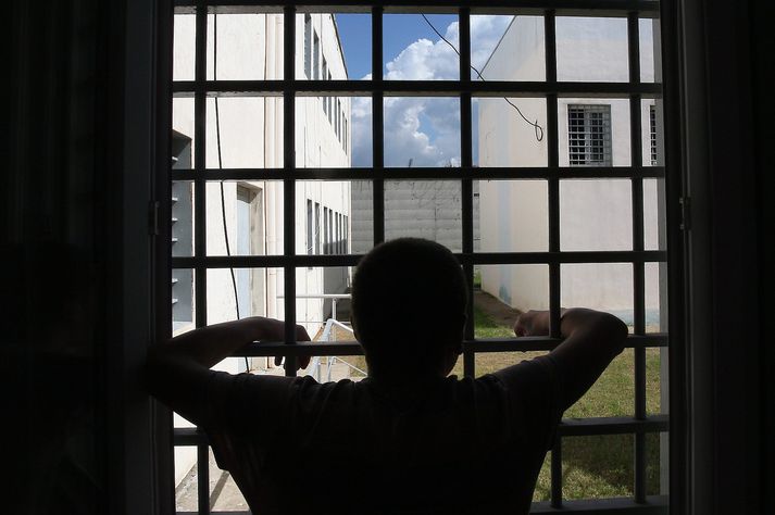 Blóðhefnd í Albaníu verður til þess að ungir piltar sitja inni fyrir morð. Lög um blóðhefnd gera það að verkum að þeir eiga ekki margra kosta völ.