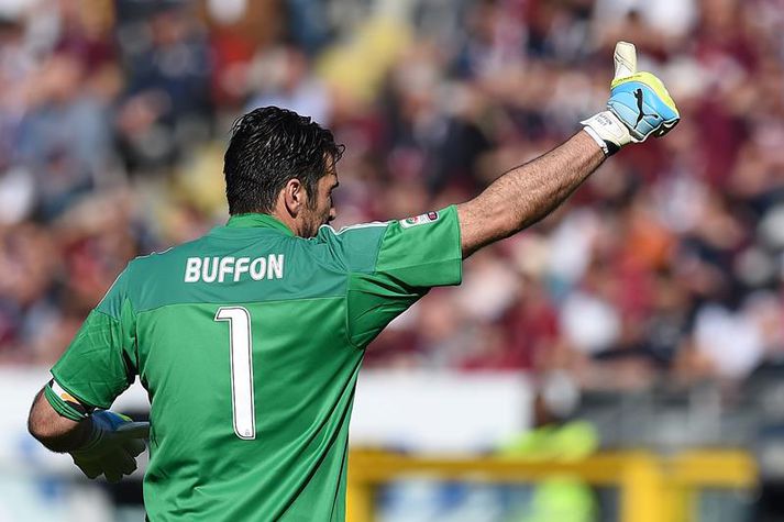 Buffon fagnar hér meti sínu um helgina á einfaldan hátt.