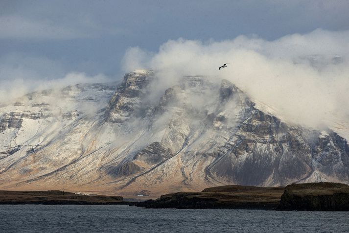 Veðrið í dag verður svipað og undanfarna daga en á morgun snýst til suðlægari átta með snjókomu í öllum landshlutum og hlýnandi veðri sunnantil.