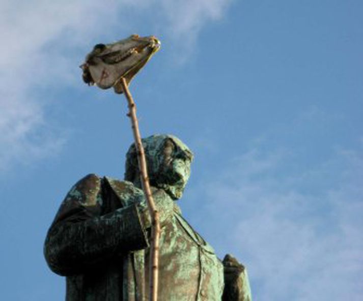 Níðstöngin við styttu Jóns Sigurðssonar.