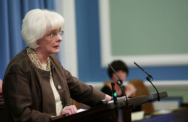 staða heimilanna „Gegndarlaus yfirboð um skuldaniðurfellingar í ýmsu formi sem dynja á almenningi eru hins vegar fullkomlega ábyrgðarlaus,“ sagði Jóhanna Sigurðardóttir forsætisráðherra á Alþingi í gær. fréttablaðið/Anton