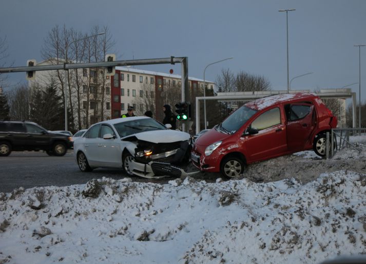 Fjórir voru fluttir á slysadeild. Bílarnir eru mikið skemmdir.