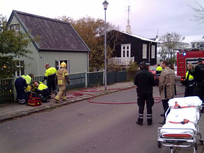 Svo virðist sem eldurinn hafi komið upp í eldhúsi og er íbúðin sögð mikið skemmd.