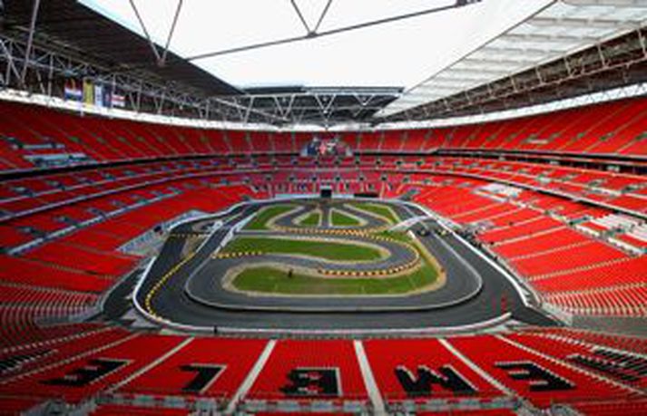 Wembley er öðruvísi ásýndar með kappakstursbraut yfir grasinu. Keppt verður í meistaramóti ökumanna um næstu helgi á Wembley eins og í fyrra.