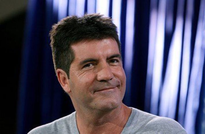 Simon Cowell segir báða keppendur geta átt von á sigri.