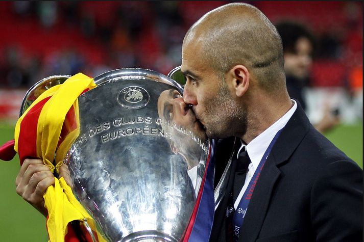 Pep Guardiola kyssir Meistaradeildarbikarinn eftir sigur Barcelona á Wembley árið 2011.
