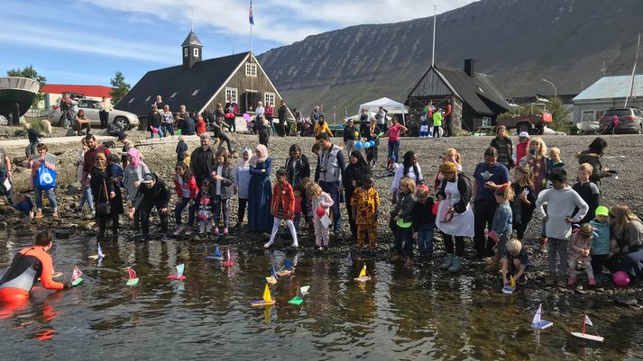 43 börn hafa skrifað skilaboð í flöskuskeytið sem rekur vonandi á land. 