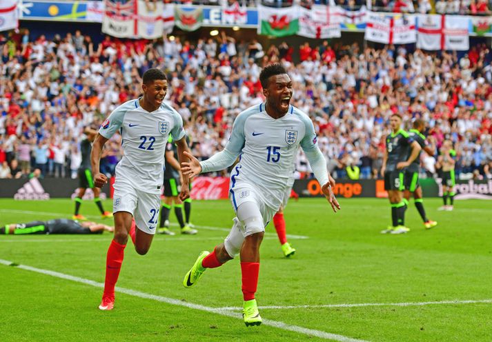 Daniel Sturridge hleypur fagnandi í burtu eftir að hafa skorað sigurmarkið.