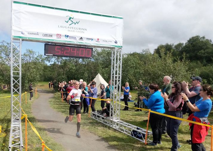 Anna Berglind Pálmadóttir kemur hér fyst í mark í Laugavegshlaupinu sem hlaupið var í blíðskaparveðri á laugardaginn.