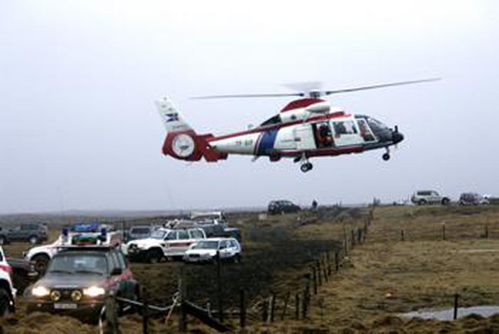 Landhelgisgæsluþyrla að  björgunarstörfum við strand Wilson Muuga í vetur