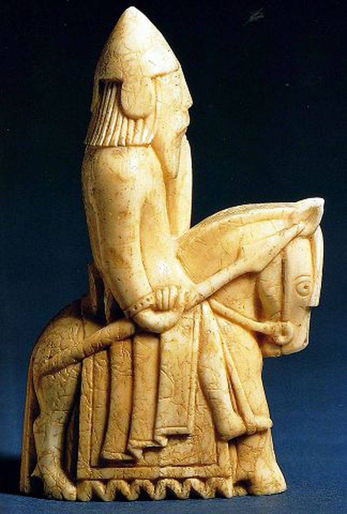 Dr. Alex Woolf segir fram komin sannfærandi rök fyrir því að Lewis-taflmennirnir séu verk margra manna.