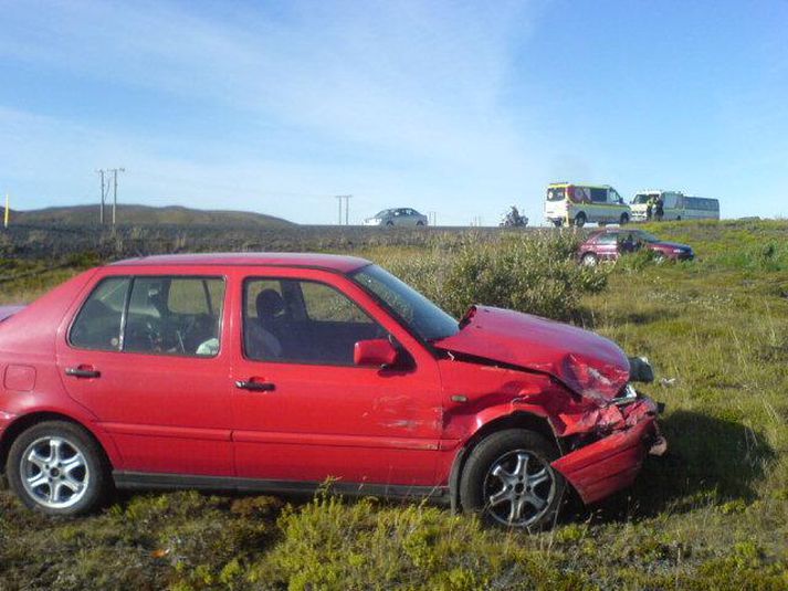 Bílarnir lentu báðir utan vegar. Mynd/ Egill.