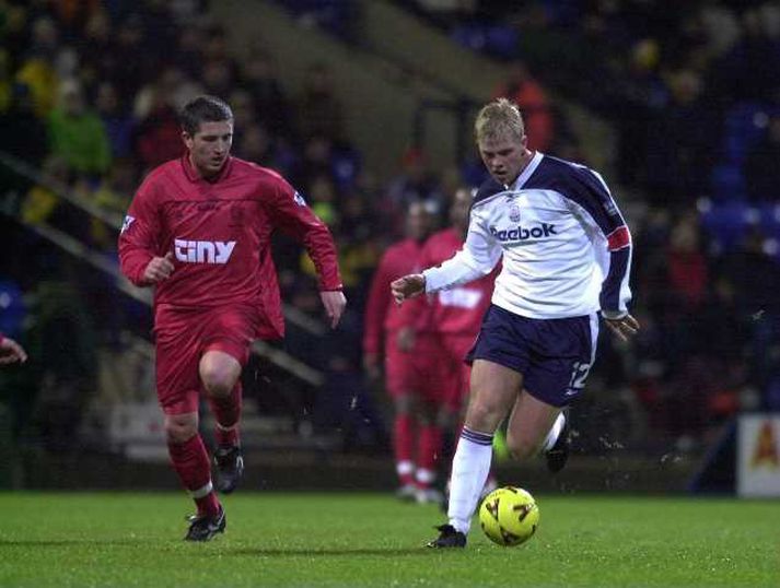 Eiður Smári í leik með Bolton gegn Wimbledon um aldamótin.