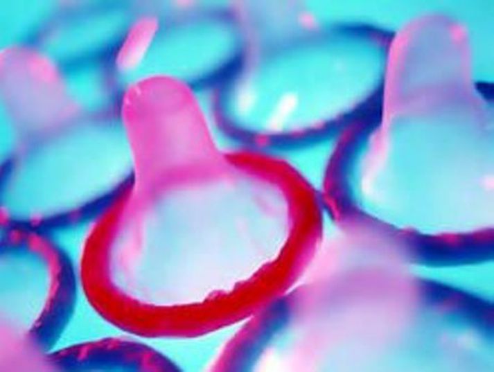 Að meðaltali smitast sex manns daglega af klamydíu hér á landi. Smokkar geta spornað við útbreiðslunni.