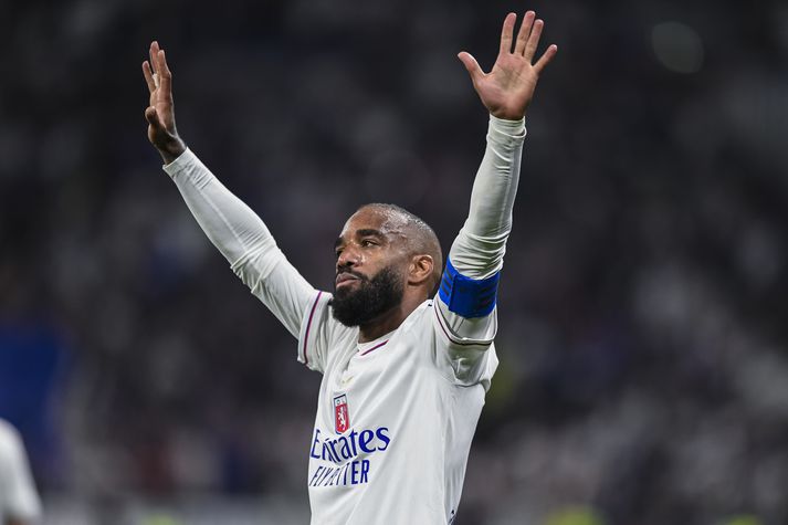 Alexandre Lacazette og félagar í Lyon verða áfram með í efstu deild í Frakklandi.
