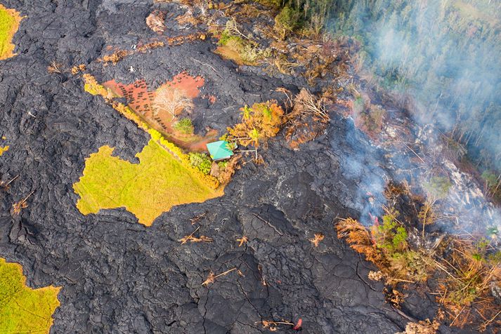 Hér má sjá hvernig hraunið hefur umkringt eitt af húsunum í Pahoa á Hawaii.