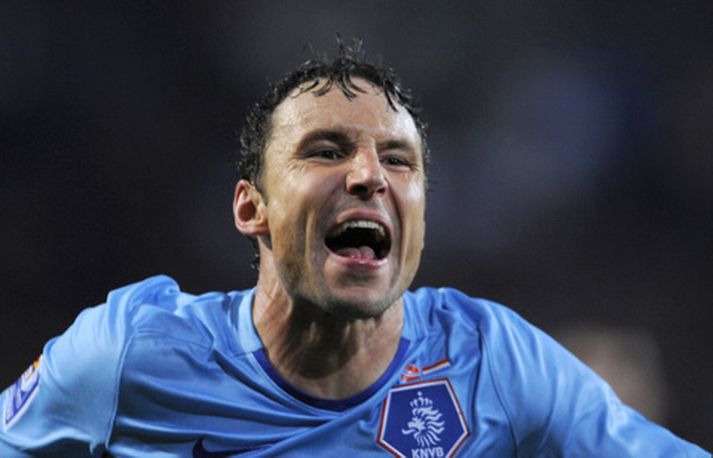 Mark van Bommel fagnar sigurmarki sínu í kvöld.