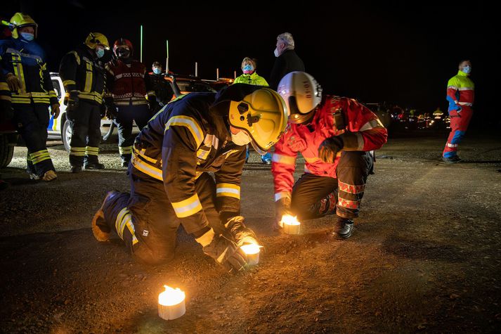 Viðbragðsaðilar kveikja á kertum til minningar um þá sem hafa látist í umferðarslysum 21. nóvember í fyrra.