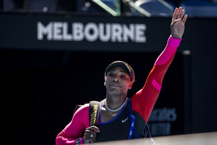 Serena Williams þakkar áhorfendum fyrir stuðninginn eftir leikinn gegn Naomi Osaka.