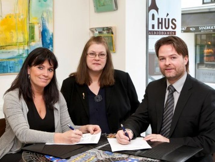 Frá undirritun samstarfssamnings Alþjóðahúss og Landsbankans. Frá vinstri: Katla Þorsteinsdóttir, stjórnarformaður Alþjóðahúss, Margrét Steinarsdóttir, framkvæmdastjóri Alþjóðahúss og Viggó Ásgeirsson, markaðsstjóri Landsbankans.