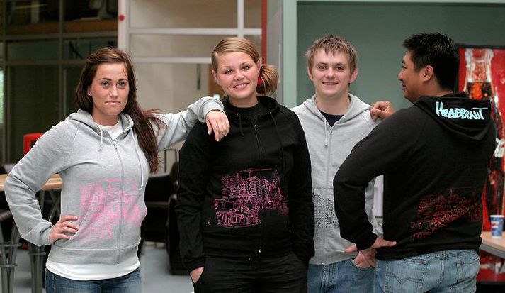 Flott í skólanum Sigríður Stella nemandi í Menntaskólanum Hraðbraut er hér í nýju skólapeysunni (svört peysa) sem hún fullyrðir að sé með flottari skólapeysum landsins. Með henni á myndinni eru samnemendur hennar Arney, Egill og Ívan. 
Fréttablaðið/GVA