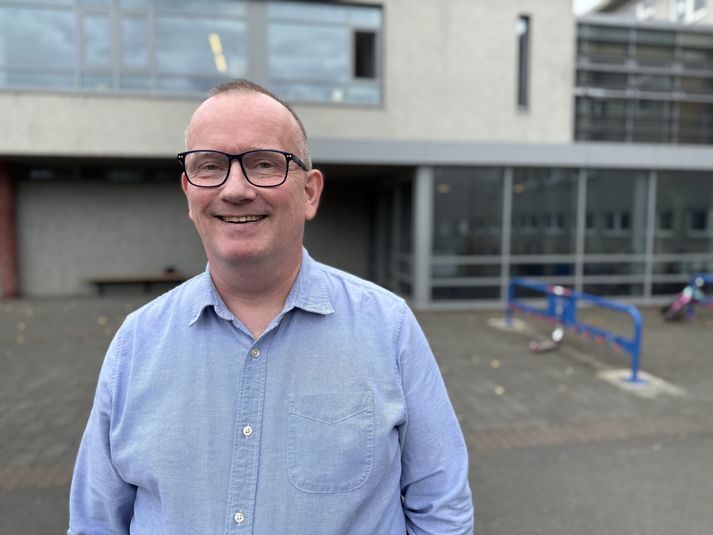 Björn Gunnlaugsson, skólastjóri í Laugarnesskóla, segir símanotkun ekki vandamál meðal barna í Laugarnesskóla. Í skólanum eru börn í 1. til 6. bekk. 