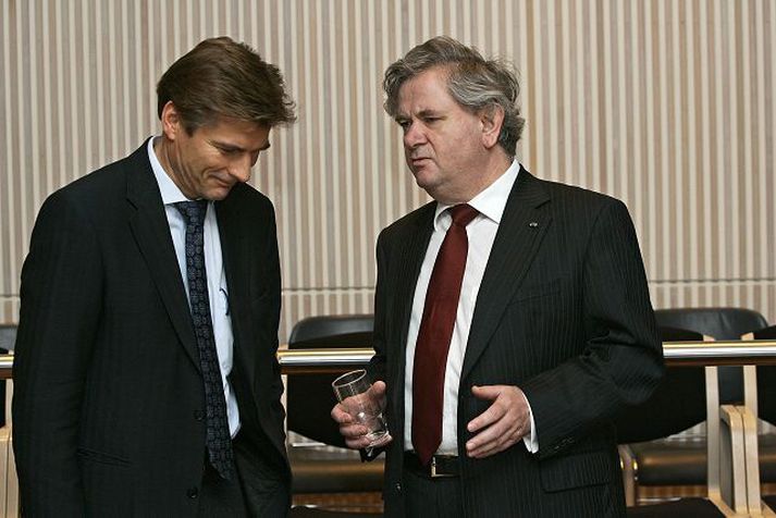 Á vaxtaákvörðunarfundi Arnór Sighvatsson, aðalhagfræðingur Seðlabankans og Davíð Oddsson, formaður bankastjórnar, stinga saman nefjum á fundi í fyrra. Sjö ár eru síðan hér var tekið upp flotgengi krónu og verðbólgumarkmið. 