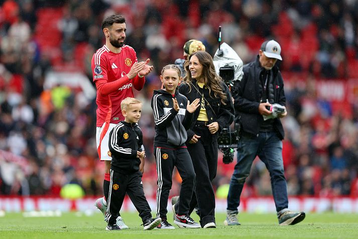 Bruno Fernandes, Ana Pinho og börnin þeirra tvö eftir að tímabili Manchester United lauk á Old Trafford 25. maí. Pinho kom til Íslands í stutt frí á meðan að Fernandes er upptekinn með portúgalska landsliðinu.