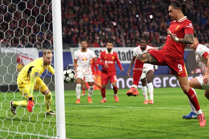 Darwin Núnez skorar sigurmark Liverpool gegn RB Leipzig.