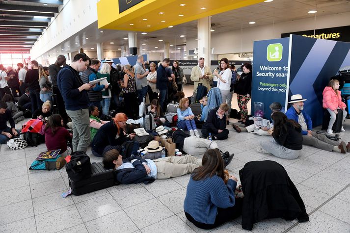 Um 110.000 manns áttu bókaða ferð til eða frá Gatwick í dag. Þúsundir hafa setið fastar í flugstöðvarbyggingunum.