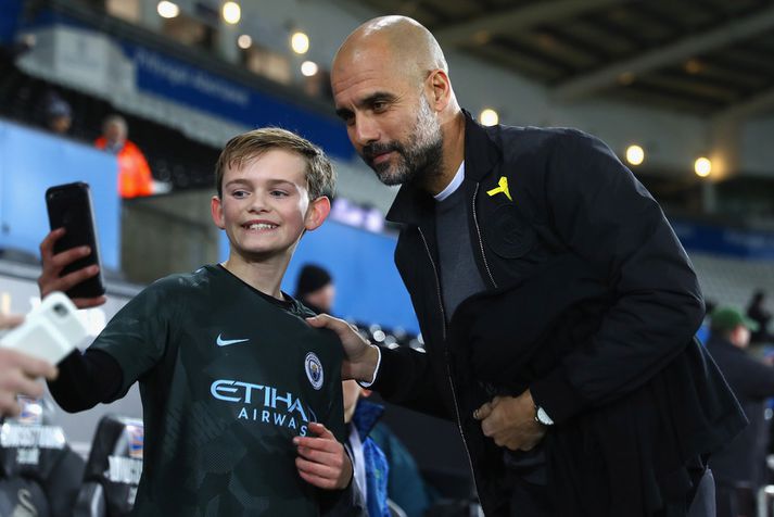 Pep Guardiola með ungum aðdáanda.