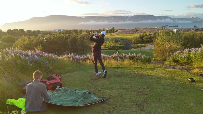 „Ég þóttist bara vera að taka mynd af stráknum sem var að slá en náði honum náttúrulega í leiðinni,“ segir Hjörtur.