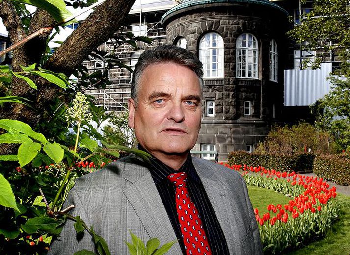 Guðni Ágústsson, formaður Framsóknarflokksinins segir stjórnmálaforingja seinni ára hafa tekið sér meiri völd í flokkunum heldur en þeir eigi að hafa. „Flokkarnir eru alltof mikið tengdir nafni foringjanna en foringi er bara maður um stund sem ber að fara af virðingu eftir þeim leikreglum sem eru við lýði.“ fréttablaðið/gva