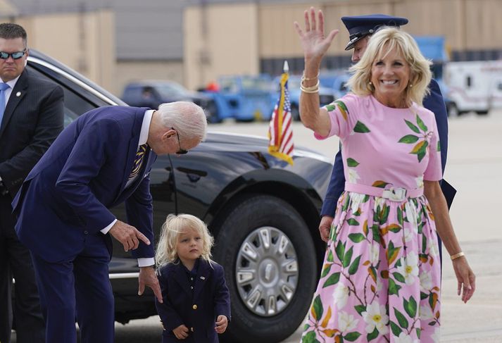 Jill Biden er í hér í forgrunni. Fyrir aftan hana er Joe Biden, forseti, og Beau Biden, barnabarn þeirra.