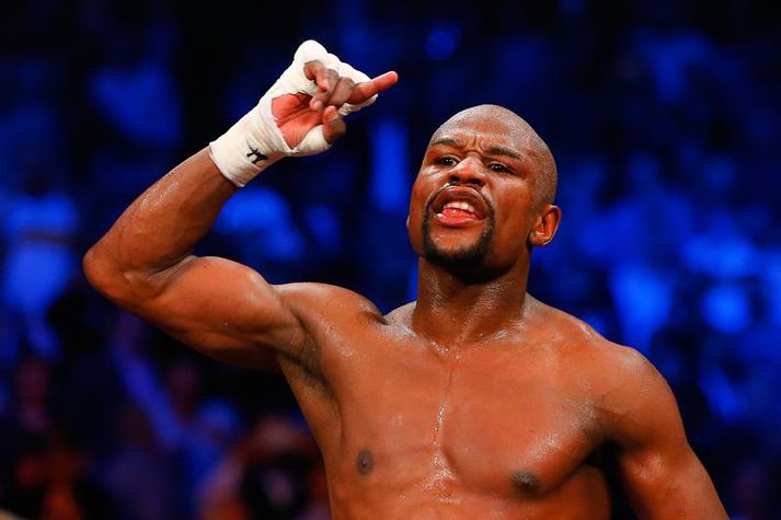 Mayweather fagnar eftir bardagann.