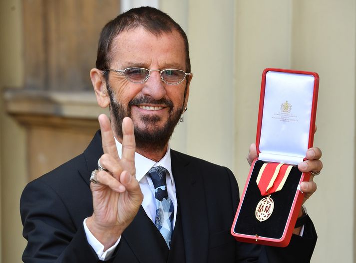 Ringo heitir réttu nafni Richard Starkey og er hann enn ekki búinn að ákveða hvort hann vilji vera titlaður Sir Ringo Starr eða Sir Richard Starkey.