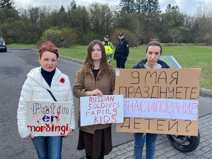 Lada, Tatiana og Irena voru mættar fyrir utan Fossvogskirkjugarð til að mótmæla minningarathöfn Rússa um þá sem féllu í seinni heimsstyrjöld.