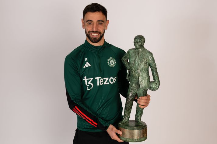 Bruno Fernandes var valinn leikmaður ársins hjá Manchester United. Hér sést hann með verðlaunagripinn.