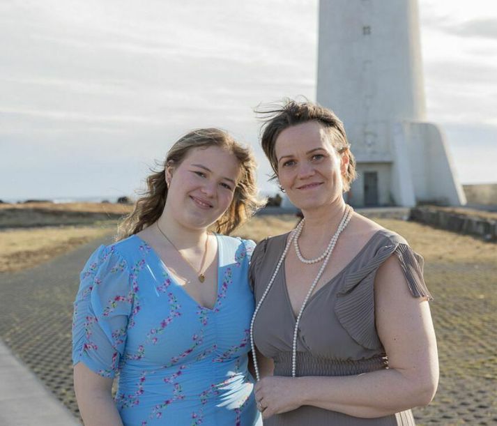 Mæðgurnar Ragnheiður Harpa og Íris Anna. Lífið leikur nú við þær eftir langa og erfiða viðureign við einelti í Stykkishólmi, sem stóð í mörg ár.