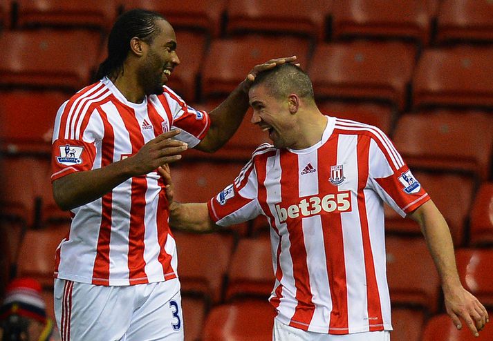 Jonathan Walters og Kenwyne Jones fagna í kvöld.
